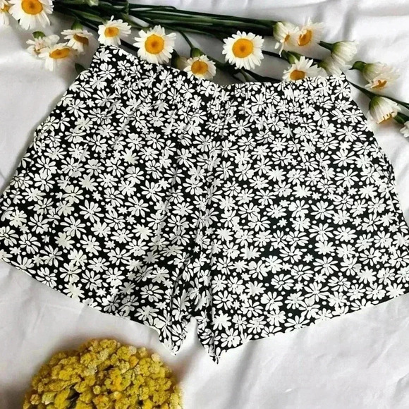 Loft Pleated Black and White Pull On Shorts in Daisy Women's Size Small. - Picture 5 of 7